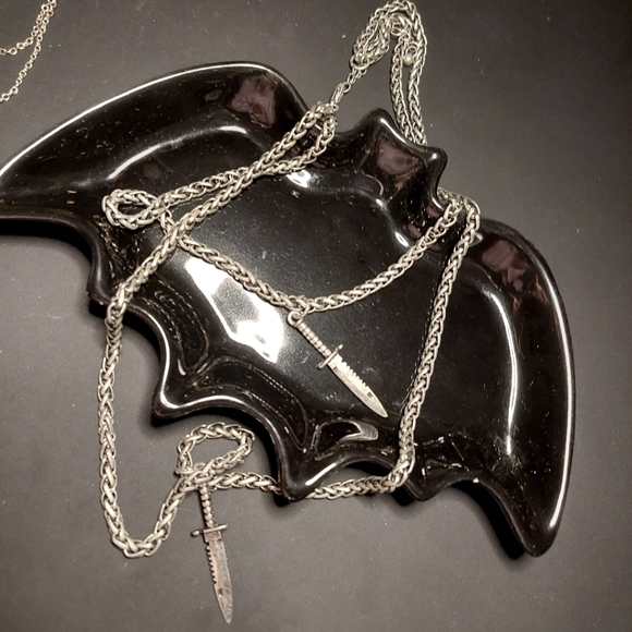 💥 3 for $15! UNISEX Silver dagger layered necklace - Picture 2 of 2